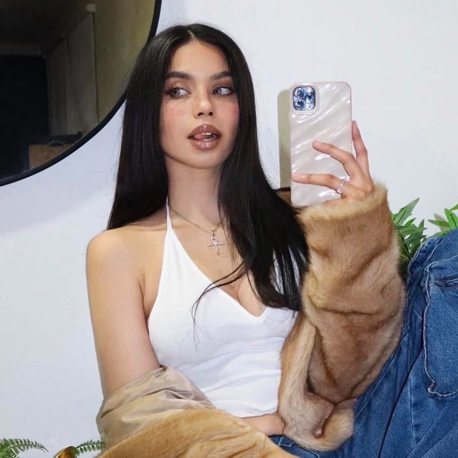 Top 20 Female Sneaker Influencers Dominating 2025